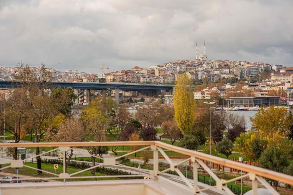 Waterfront Apartment By The Tram - Terrace With Dome & Golden Horn View In Fatih Istanbul Bagian luar foto