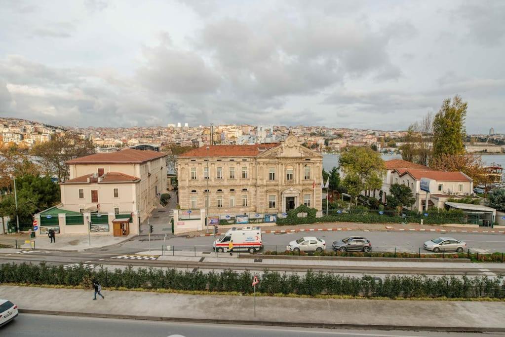 Waterfront Apartment By The Tram - Terrace With Dome & Golden Horn View In Fatih Istanbul Bagian luar foto