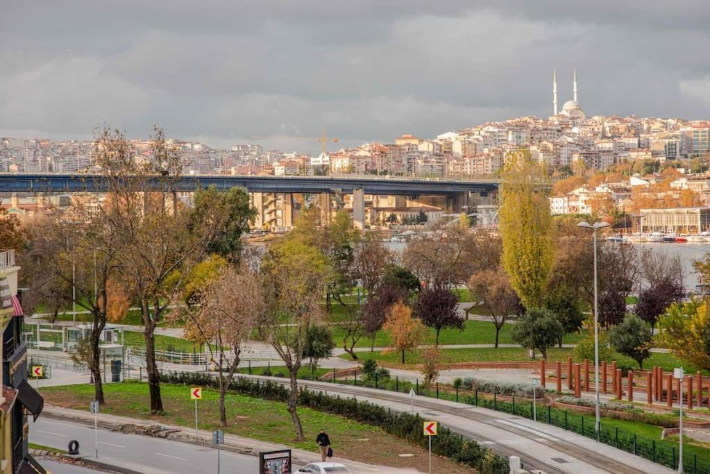 Waterfront Apartment By The Tram - Terrace With Dome & Golden Horn View In Fatih Istanbul Bagian luar foto