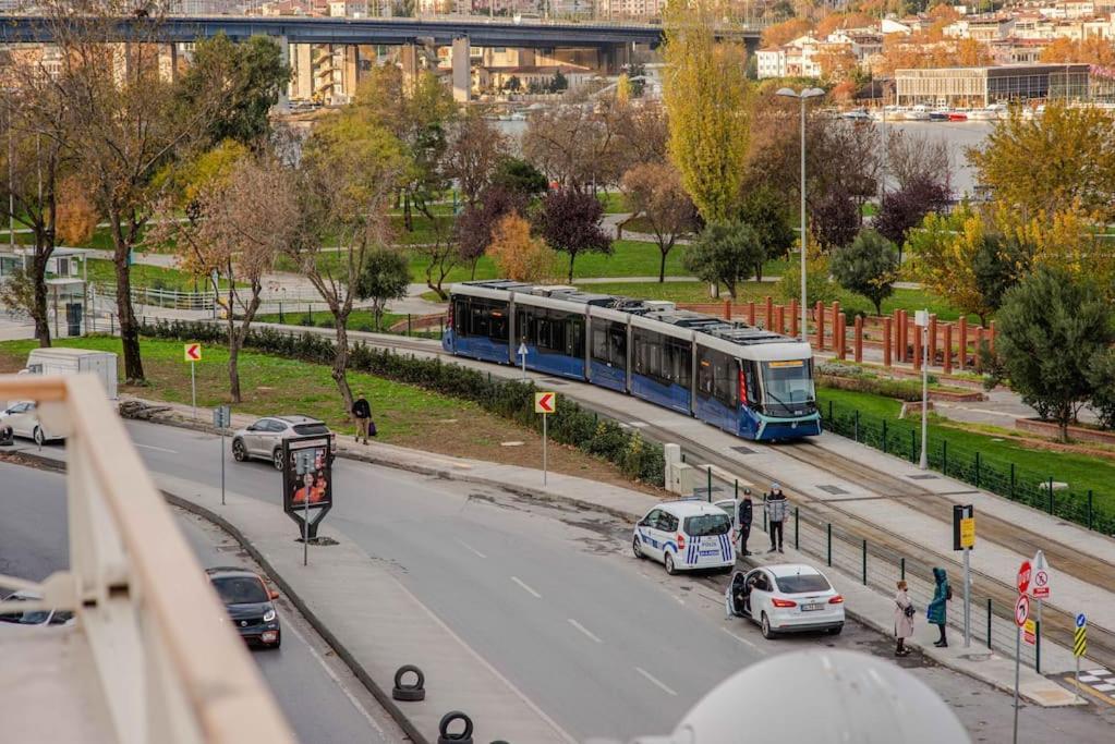 Waterfront Apartment By The Tram - Terrace With Dome & Golden Horn View In Fatih Istanbul Bagian luar foto