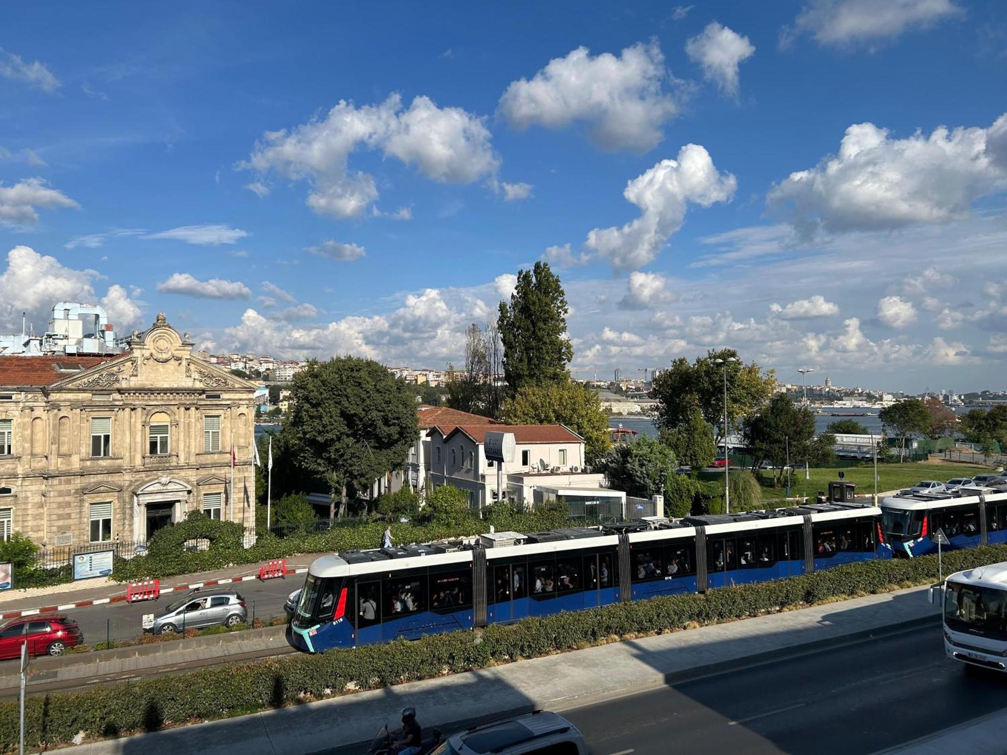 Waterfront Apartment By The Tram - Terrace With Dome & Golden Horn View In Fatih Istanbul Bagian luar foto